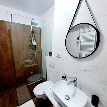 Mountain Breeze Luxury Ac & Parcare Privata Apartment