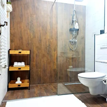 Mountain Breeze Luxury Ac & Parcare Privata Apartment *